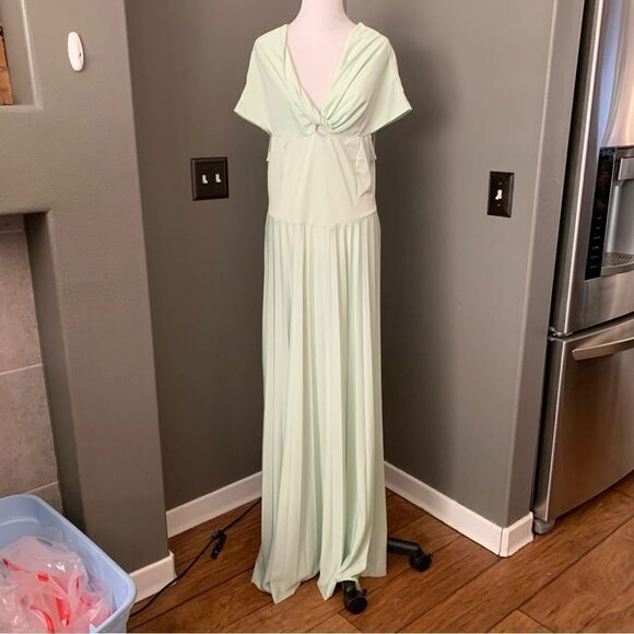 ASOS DESIGN twist front off-the-shoulder pleated maxi dress in sage Mint Green - Picture 4 of 16